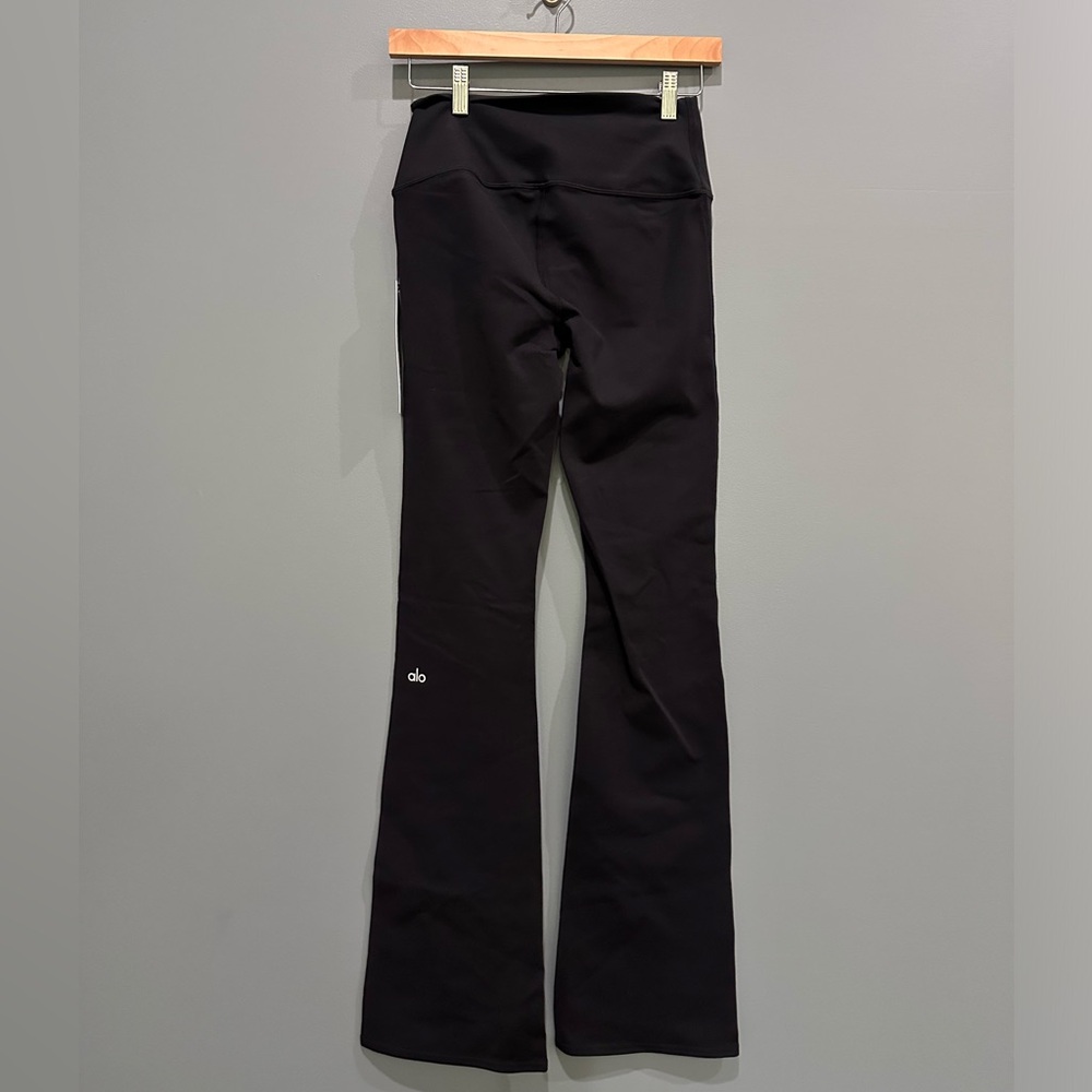 ALO Airbrush High-Waist 7/8 Bootcut Legging Black - Picture 9 of 10
